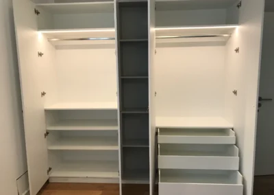 Kleiderschrank offen